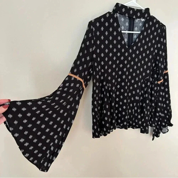 Anthropologie THML Black Pattern Bell Long Sleeve V-Neck Blouse Women’s Small - Picture 4 of 9